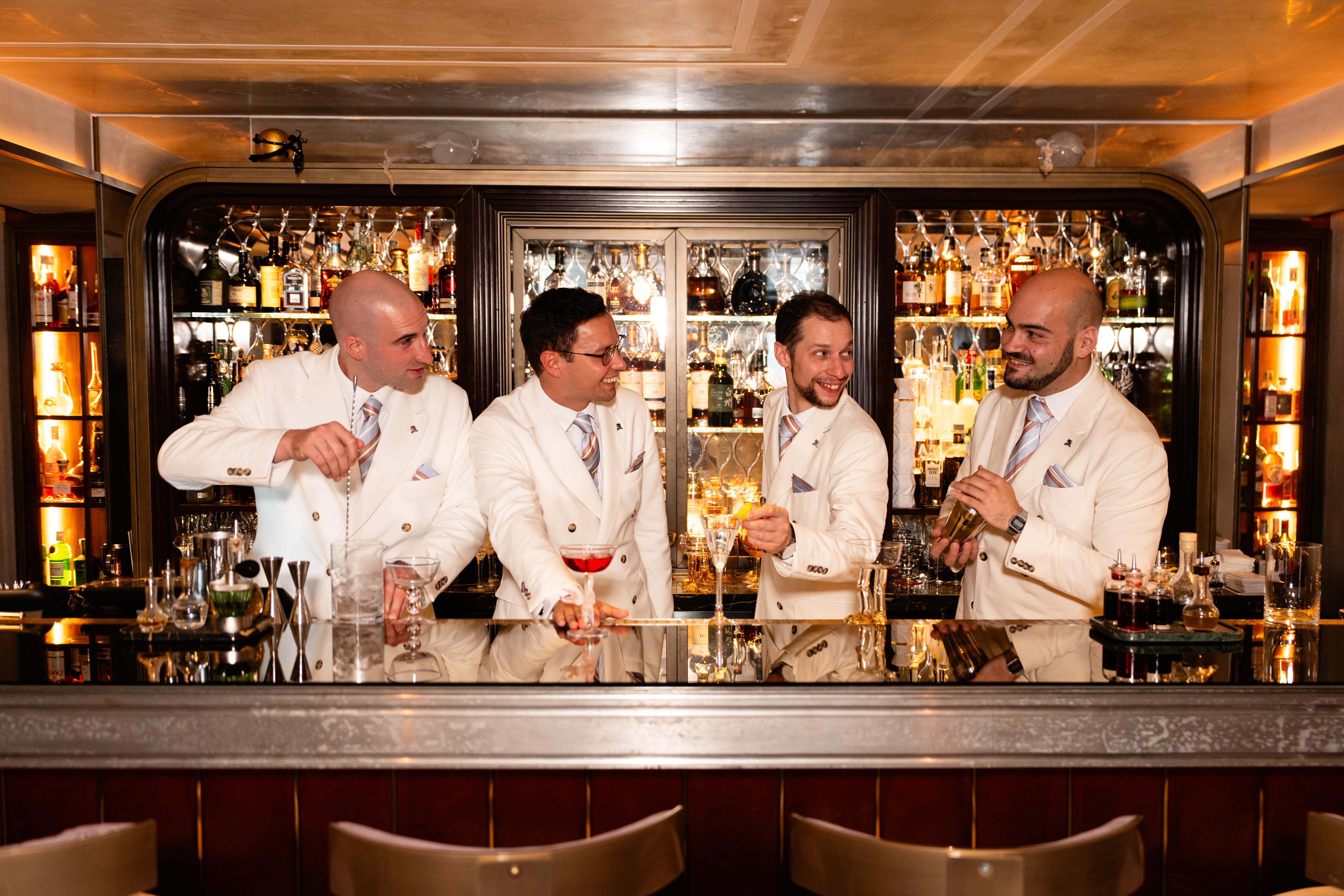 Il team di bartender dell’Arts Bar ritratto all’interno del locale, pronto ad accogliere gli ospiti durante la Venice Cocktail Week 2025.